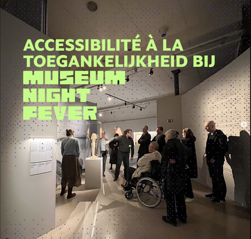 photographie d'un groupe de personne visitant un lmusée avec un personne en fauteuil roulant. Texte écrit en vert fluo : "accessibilité à la Museum NIght fever"