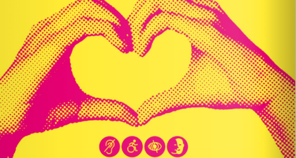 2 mains roses forment un coeur sur un fonds jaune. Sous le coeur, il y a 4 pictogrammes de handicaps ( audition, vision, mobilité et cognitif) avec la phrase "on y va" et "gaan we.
